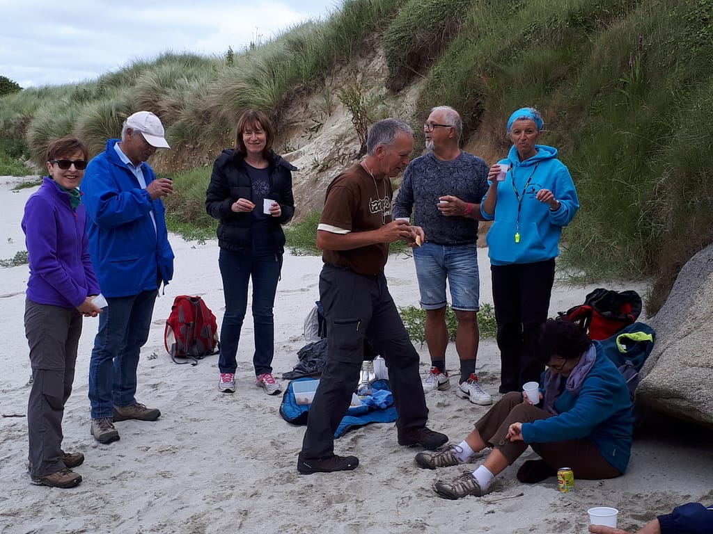 pause ravitaillement lors d'une randonnée sur les chemins côtiers